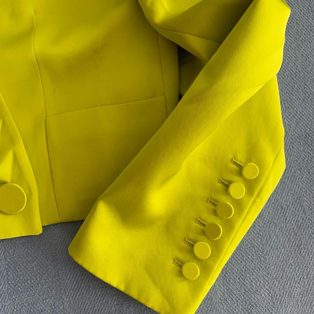 MASSIMO DUTTI
STUDIO DOUBLE-BREASTED CROPPED BLAZER IN LIME - Picture 4 of 9